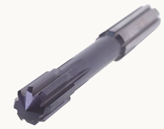 Die 8-schneidige HR-500-Guss-Hochleistungsreibahle produziert Stösselbohrungen Ø 20,2 H7, die einen zweifach unterbrochenen Schnitt haben. Die 8-schneidige HR-500-Guss-Hochleistungsreibahle produziert Stösselbohrungen Ø 20,2 H7, die einen zweifach unterbrochenen Schnitt haben.