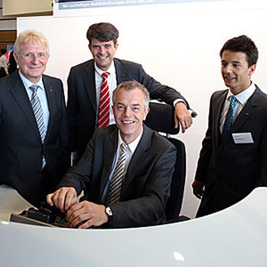 NRW-Umweltminister Johannes Remmel am Steuerstand des neuen ICx, umrahmt von Siemens NRW-Chef Herbert K. Meyer, Siemens-Deutschlandchef Rudolf Martin Siegers und Marc Tillmanns aus dem Siemens-Werk Krefeld. NRW-Umweltminister Johannes Remmel am Steuerstand des neuen ICx, umrahmt von Siemens NRW-Chef Herbert K. Meyer, Siemens-Deutschlandchef Rudolf Martin Siegers und Marc Tillmanns aus dem Siemens-Werk Krefeld.