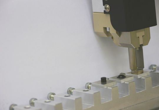 Beispielvernietung mit BHS Hot Stamp. Beispielvernietung mit BHS Hot Stamp.