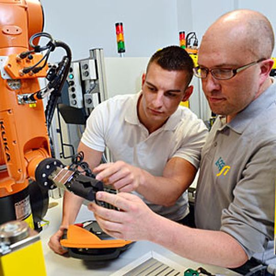 Voith-Mitarbeiter Michél Kratky und Gregor Steinert (r.) von der Chemnitzer Firma Effisi testen die Handsteuerung eines Roboters. Voith-Mitarbeiter Michél Kratky und Gregor Steinert (r.) von der Chemnitzer Firma Effisi testen die Handsteuerung eines Roboters.