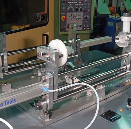 Durch flexible Aufspannmöglichkeiten wird ein präzises Ergebnis bei Winkeln, Rohren und anderen Komponenten ermöglicht. Durch flexible Aufspannmöglichkeiten wird ein präzises Ergebnis bei Winkeln, Rohren und anderen Komponenten ermöglicht.