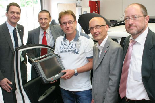 Übergabe eines neuen Testgeräts: (v. re.) Robert Haase, Georg Dick (beide Kfz-Innung Wiesbaden-Rheingau-Taunus), Frank Henrich (BTZ Wiesbaden II), Dennis Lindroth (Mitsubishi Motors Deutschland), Joachim Kuhn (Kfz-Gewerbe Hessen).