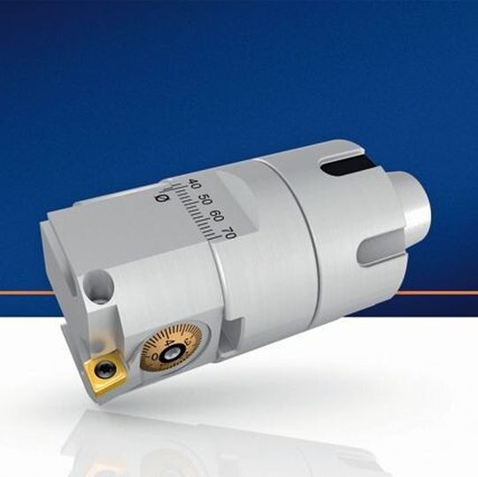 Über die systemunabhängige ER-Schnittstelle 25 ist der Spindelkopf mit allen ER-25-Spannzangen-Aufnahmen kompatibel. Über die systemunabhängige ER-Schnittstelle 25 ist der Spindelkopf mit allen ER-25-Spannzangen-Aufnahmen kompatibel.