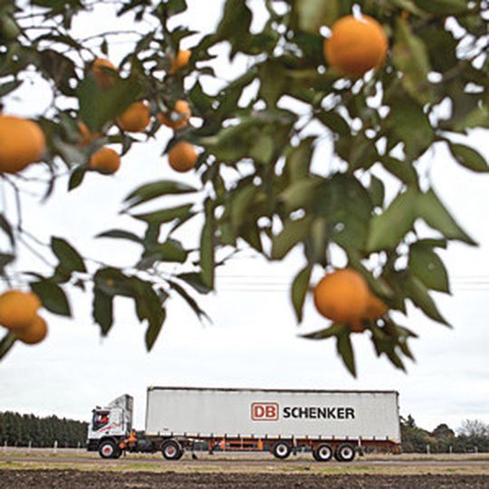 DB Schenker Logistics bietet mit seinem globalen Netzwerk mit mehr als 2000 Standorten lückenlose Kühlketten vom Erzeuger bis zum Einzelhandel. DB Schenker Logistics bietet mit seinem globalen Netzwerk mit mehr als 2000 Standorten lückenlose Kühlketten vom Erzeuger bis zum Einzelhandel.