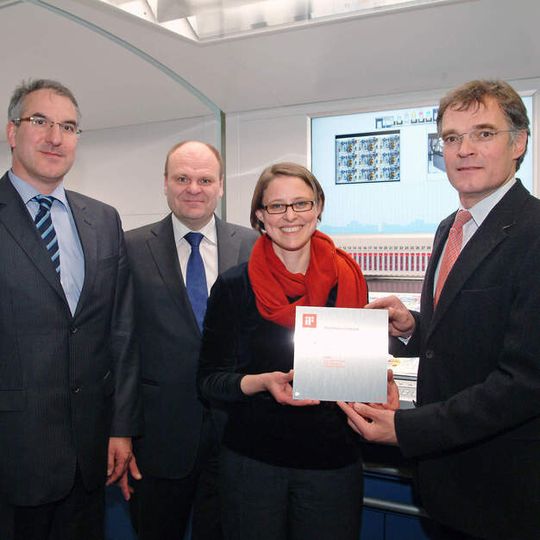 Über den iF communication design award für das User-Interface des Rapida-Leitstands freuen sich (von links): Christian Ziegenbalg, Konstruktionschef für KBA-Bogenoffsetmaschinen, Joern Kowalewski, Geschäftsführer von macio, Stefanie C. Zürn, Senior-Designerin bei macio und KBA-Vorstandsvorsitzender Claus Bolza-Schünemann. Über den iF communication design award für das User-Interface des Rapida-Leitstands freuen sich (von links): Christian Ziegenbalg, Konstruktionschef für KBA-Bogenoffsetmaschinen, Joern Kowalewski, Geschäftsführer von macio, Stefanie C. Zürn, Senior-Designerin bei macio und KBA-Vorstandsvorsitzender Claus Bolza-Schünemann.