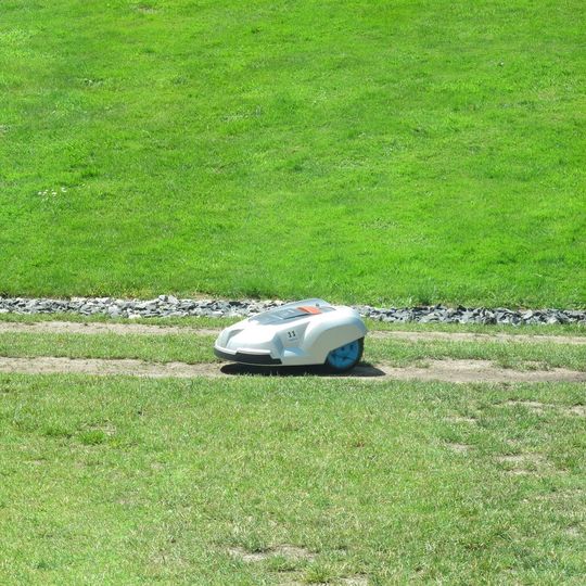 Im Schwabenland will Festo Zukunftstechnologie entwickeln. Die Rasenmähroboter vor der Unternehmenszentrale in Esslingen sind zwar keine Zukunftstechnologie, aber allemal ein Hingucker und vollautomatisiert. Im Schwabenland will Festo Zukunftstechnologie entwickeln. Die Rasenmähroboter vor der Unternehmenszentrale in Esslingen sind zwar keine Zukunftstechnologie, aber allemal ein Hingucker und vollautomatisiert.