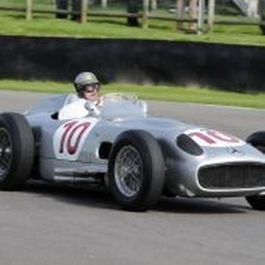 Hans Herrmann im W 196 R beim Goodwood Revival 2011. Hans Herrmann im W 196 R beim Goodwood Revival 2011.