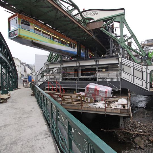 Weil Schraubverbindungen aus Denkmalschutzgründen ausschieden, muss die gesamte sichtbare Fassadenkonstruktion des erstmals im Jahr 1900 erstellten Bahnhofs Werther Brücke der Wuppertaler Schwebebahn genietet werden. Weil Schraubverbindungen aus Denkmalschutzgründen ausschieden, muss die gesamte sichtbare Fassadenkonstruktion des erstmals im Jahr 1900 erstellten Bahnhofs Werther Brücke der Wuppertaler Schwebebahn genietet werden.