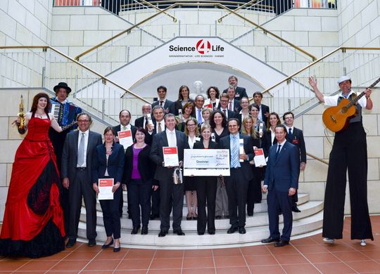 Die Gewinner des Science-4-Life-Venture-Cups 2013 mit den Schirmherren der Gründerinitiative, dem Hessischen Wirtschaftsminister Florian Rentsch (rechts) und dem deutschen Sanofi-Forschungschef Prof. Dr. Jochen Maas (links). Die Gewinner des Science-4-Life-Venture-Cups 2013 mit den Schirmherren der Gründerinitiative, dem Hessischen Wirtschaftsminister Florian Rentsch (rechts) und dem deutschen Sanofi-Forschungschef Prof. Dr. Jochen Maas (links).