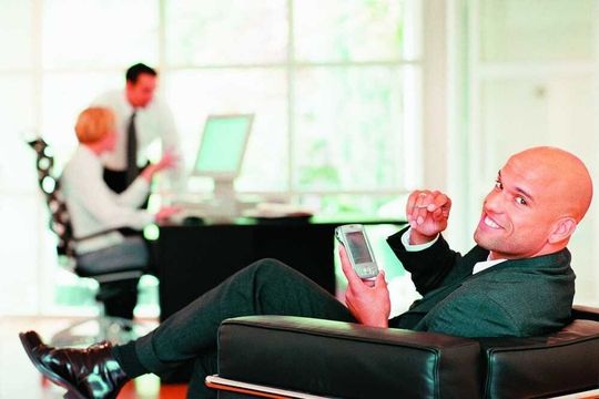 Der Administrator kann sich entspannt zurücklehnen – wenn die Verwaltung der mobilen Geräte in guten Händen ist. Der Administrator kann sich entspannt zurücklehnen – wenn die Verwaltung der mobilen Geräte in guten Händen ist.
