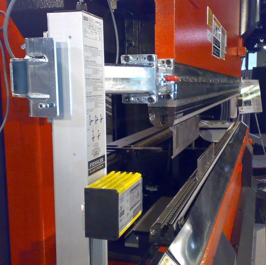 Das mitlaufende Abkantpressensicherheitssystem AKAS 3M mit vollautomatischer Einstellung nach Werkzeugwechsel. Das mitlaufende Abkantpressensicherheitssystem AKAS 3M mit vollautomatischer Einstellung nach Werkzeugwechsel.