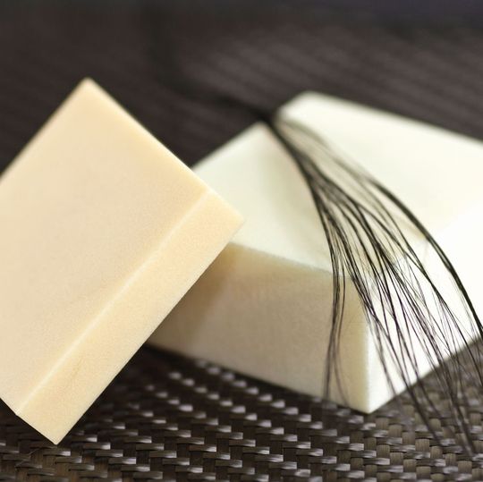 Die beiden hier gezeigten Schaumteile enthalten einen Anteil von recycliertem Material. Die beiden hier gezeigten Schaumteile enthalten einen Anteil von recycliertem Material.