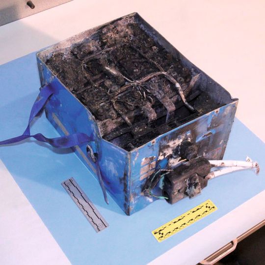 Schock an Bord: Im Dreamliner sind Lithium-Ionen Batterien installiert, die Feuer fingen. Die Folge: Flugverbot. Schock an Bord: Im Dreamliner sind Lithium-Ionen Batterien installiert, die Feuer fingen. Die Folge: Flugverbot.