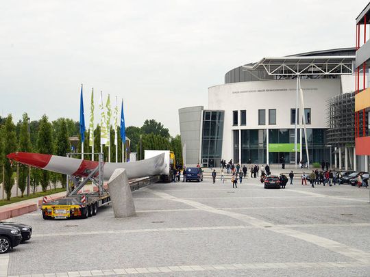 Ein Rotorblatt der neuesten Generation von General Electrics besucht den Campus Garching anlässlich eines wissenschaftlichen Symposiums zum Thema Windkraft. Ein Rotorblatt der neuesten Generation von General Electrics besucht den Campus Garching anlässlich eines wissenschaftlichen Symposiums zum Thema Windkraft.