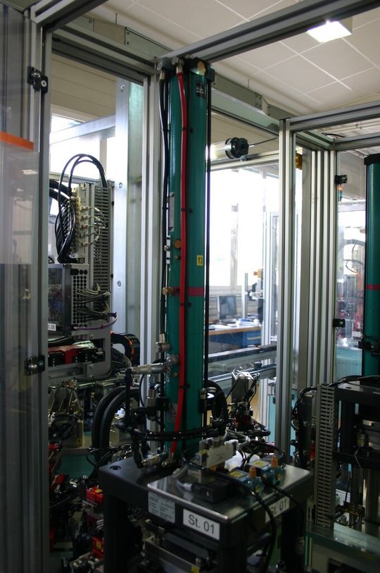 Arbeitsstation «Schirmkreuz abtrennen I und II», basierend auf einem Werkzeugsystem mit dem Standard-Antriebszylinder «Tox-Kraftpaket Line-Q». Arbeitsstation «Schirmkreuz abtrennen I und II», basierend auf einem Werkzeugsystem mit dem Standard-Antriebszylinder «Tox-Kraftpaket Line-Q».