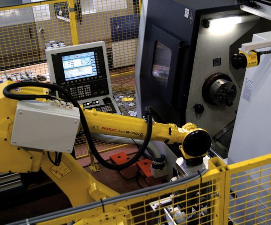 Ein Blick über die gesamte Anlage mit der dreiachsigen Drehmaschine sowie dem Roboter von Fanuc. Ein Blick über die gesamte Anlage mit der dreiachsigen Drehmaschine sowie dem Roboter von Fanuc.