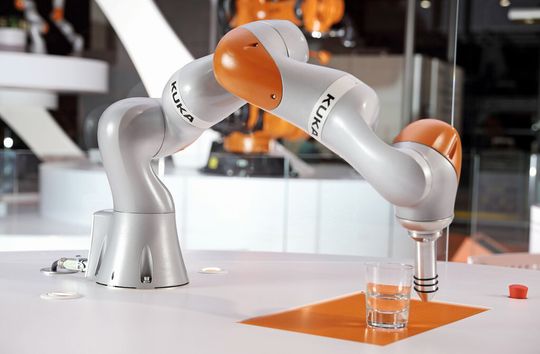 Mit dem LBR iiwa von KUKA können feinfühlige und komplexe Montageaufgaben automatisiert werden, bei denen der Einsatz von Robotern bisher nicht möglich war. Mit dem LBR iiwa von KUKA können feinfühlige und komplexe Montageaufgaben automatisiert werden, bei denen der Einsatz von Robotern bisher nicht möglich war.