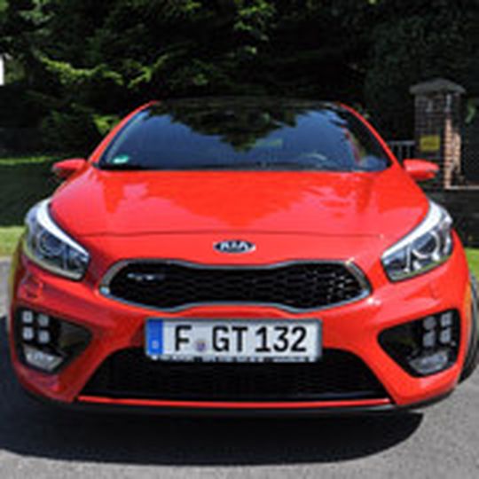Der Kia Ceed GT unterscheidet sich schon auf den ersten Blick von seinem regulären Schwestermodell.