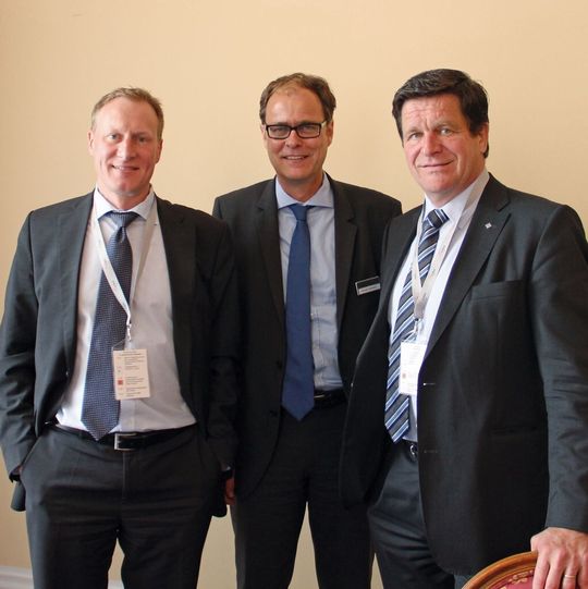 Von links: Michael Baumeister von Brückner Maschinenbau, Thorsten Kühmann und Ulrich Reifenhäuser vom VDMA-Fachverband für Kunststoff- und Gummimaschinen. Von links: Michael Baumeister von Brückner Maschinenbau, Thorsten Kühmann und Ulrich Reifenhäuser vom VDMA-Fachverband für Kunststoff- und Gummimaschinen.