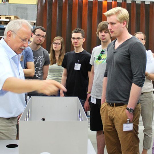 Dr. Ulrich Micke gibt den Studenten Einblicke in die Entstehung der Mittelspannungsschaltanlagen. Dr. Ulrich Micke gibt den Studenten Einblicke in die Entstehung der Mittelspannungsschaltanlagen.