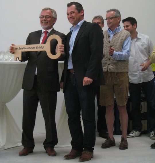 Ladislav Sloup und der Bauherr Felden bei der symbolischen Schlüsselübergabe (v.l.). Ladislav Sloup und der Bauherr Felden bei der symbolischen Schlüsselübergabe (v.l.).