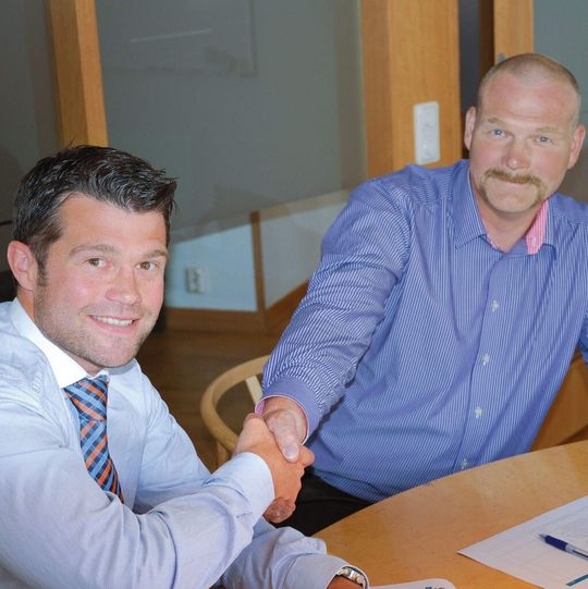 Erika Platek (li.), General Manager Schütz Nordic, und Jonas Esping (re.), General Manager All-emballage, be der Unterzeichnung des Kooperationsvertrags.