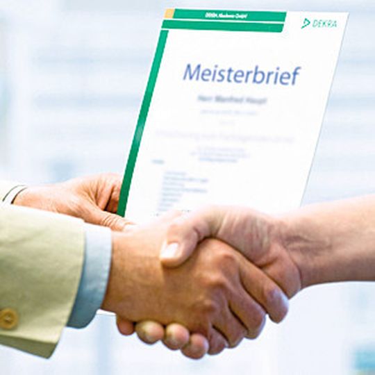 Die Aufstiegsqualifizierung zum Industriemeister bietet Bewerbern interessante Karrierechancen und trägt dazu bei, den Ingenieurmangel etwas abzuschwächen. Die Aufstiegsqualifizierung zum Industriemeister bietet Bewerbern interessante Karrierechancen und trägt dazu bei, den Ingenieurmangel etwas abzuschwächen.