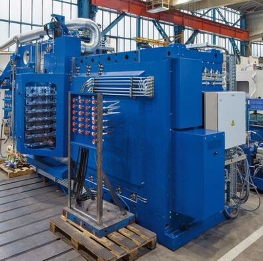Die Form Master FM500-6 SDT von Schuler ist eine horizontale Mehrstufenpresse zur Drahtumformung mit Servoantrieb. Die Form Master FM500-6 SDT von Schuler ist eine horizontale Mehrstufenpresse zur Drahtumformung mit Servoantrieb.