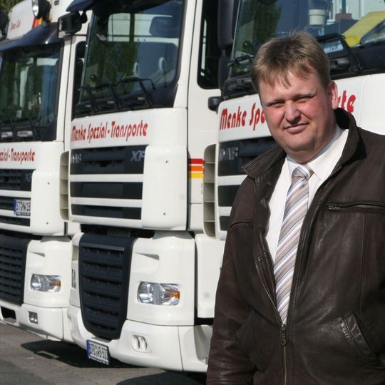 Geschäftsführer Karsten Menke bestätigt die Verbesserung von Wirtschaftlichkeit und Wettbewerbsfähigkeit nach dem dreijährigen Einsatz von über 160 TX-Max-Bordcomputern des Flottenmanagement-Spezialisten Transics. Geschäftsführer Karsten Menke bestätigt die Verbesserung von Wirtschaftlichkeit und Wettbewerbsfähigkeit nach dem dreijährigen Einsatz von über 160 TX-Max-Bordcomputern des Flottenmanagement-Spezialisten Transics.