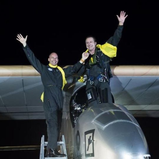 Erleichterung und Freude nach der gelungenen Überquerung des Kontinents: Betrand Piccard und Andre Borschberg Erleichterung und Freude nach der gelungenen Überquerung des Kontinents: Betrand Piccard und Andre Borschberg
