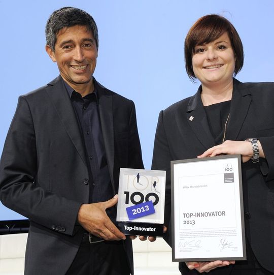 Ranga Yogeshwar übergibt den Preis Top 100 an Nathalie Kletti von MPDV Mikrolab. Ranga Yogeshwar übergibt den Preis Top 100 an Nathalie Kletti von MPDV Mikrolab.