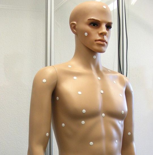 Für den Notdusche-Test haben die Wissenschaftler eine Schaufensterpuppe mit 34 Sensoren ausgestattet. Für den Notdusche-Test haben die Wissenschaftler eine Schaufensterpuppe mit 34 Sensoren ausgestattet.
