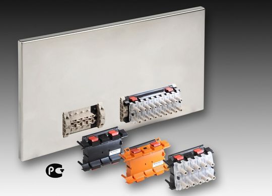 Weidmüller Strom und Spannungswandler-Klemmenblock: Links Pocon 4 mit steckbaren Standard-, Blind- und Prüfverbinder. Rechts: Pocon 8 mit aufgestecktem Prüfverbinder. Weidmüller Strom und Spannungswandler-Klemmenblock: Links Pocon 4 mit steckbaren Standard-, Blind- und Prüfverbinder. Rechts: Pocon 8 mit aufgestecktem Prüfverbinder.