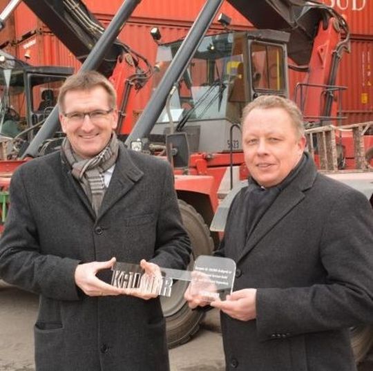 DB-IS-Geschäftsführer Michael Heinemann nimmt den Schlüssel für das 60. Kalmar-Großgerät von Thomas Koskimaa, Geschäftsführer Cargotec Germany GmbH, entgegen (v.l.). DB-IS-Geschäftsführer Michael Heinemann nimmt den Schlüssel für das 60. Kalmar-Großgerät von Thomas Koskimaa, Geschäftsführer Cargotec Germany GmbH, entgegen (v.l.).
