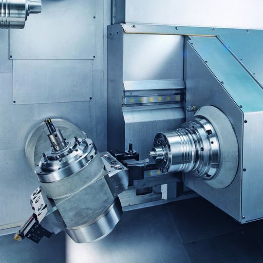 Detailbild vom Drehfräszentrum Index R200 mit zwei Motorfrässpindeln HSK-A40 – mit 11 kW und 30 Nm – sowie der Haupt- und Gegenspindel – mit Spindeldurchlass 65 mm, 32 kW und 170 Nm. Detailbild vom Drehfräszentrum Index R200 mit zwei Motorfrässpindeln HSK-A40 – mit 11 kW und 30 Nm – sowie der Haupt- und Gegenspindel – mit Spindeldurchlass 65 mm, 32 kW und 170 Nm.