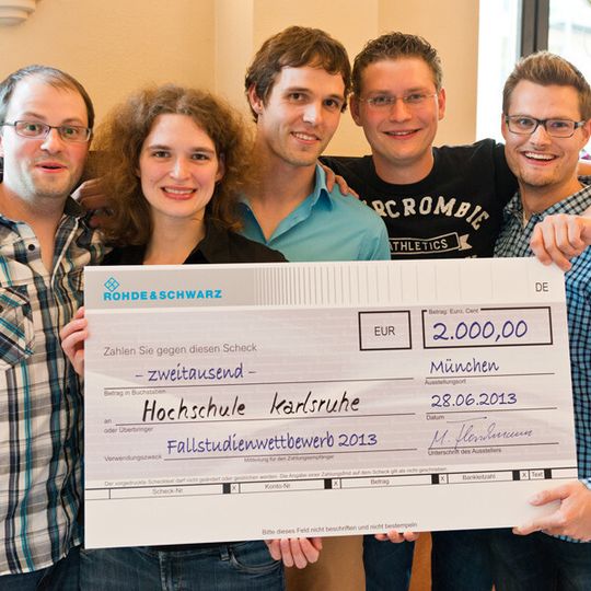 Das Siegerteam „Yes we CAN“ der Hochschule Karlsruhe: Von links nach rechts: Jörg Größle, Zora Slavik, Niclas Zeller, Tobias Greulich und Fabian Hof. Das Siegerteam „Yes we CAN“ der Hochschule Karlsruhe: Von links nach rechts: Jörg Größle, Zora Slavik, Niclas Zeller, Tobias Greulich und Fabian Hof.