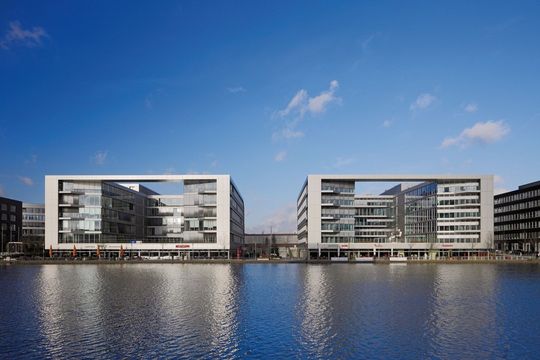 Mit Fertigstellung des zweiten Bauabschnitts komplettiert das H2 Office den neugestalteten Duisburger Innenhafen und macht ihn zu einem der exklusivsten Business-Standorte der Stadt. Mit Fertigstellung des zweiten Bauabschnitts komplettiert das H2 Office den neugestalteten Duisburger Innenhafen und macht ihn zu einem der exklusivsten Business-Standorte der Stadt.