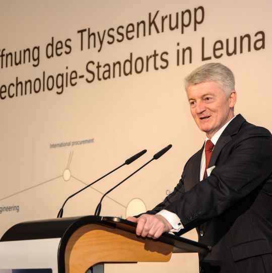 Dr. Heinrich Hiesinger, Vorstandsvorsitzender bei Thyssen Krupp, weihte gestern die europaweit erste Mehrzweck-Fermentationsanlage zur kontinuierlichen Produktion biobasierter Chemikalien in Leuna ein. Dr. Heinrich Hiesinger, Vorstandsvorsitzender bei Thyssen Krupp, weihte gestern die europaweit erste Mehrzweck-Fermentationsanlage zur kontinuierlichen Produktion biobasierter Chemikalien in Leuna ein.