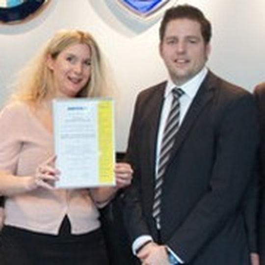 Claudia Schlaghecken und Christian Bley nahmen für Fiat die Urkunde entgegen.