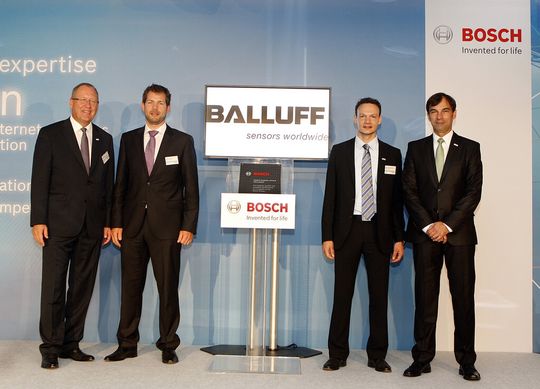 (von links nach rechts.) Dr. Karl Nowak, Vorsitzender der Bosch Geschäftsleitung des Zentralbereichs Einkauf und Logistik; Florian Hermle, Balluff Geschäftsführer; Alessandro Guerrieri, Balluff Key Account Manager; Robert Huter, Bosch Zentralbereichsleiter Einkauf Maschinen und Einrichtungen.