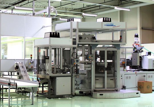 Komplexe Reinraumfertigung: Spritzblasformmaschine, Automationsanlage und Prüf-Drehtisch mit jeweils eigener Laminarflow-Einhausung. Vollautomatisierte Einschleusung in den Reinraum über gekapselte Förderbänder. Komplexe Reinraumfertigung: Spritzblasformmaschine, Automationsanlage und Prüf-Drehtisch mit jeweils eigener Laminarflow-Einhausung. Vollautomatisierte Einschleusung in den Reinraum über gekapselte Förderbänder.