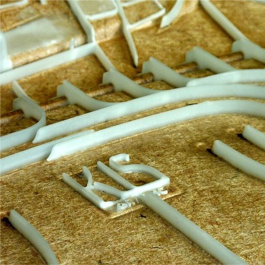 Bei dem neuen Fertigungsverfahren werden Rippen und Anbindungspunkte unmittelbar auf den gepressten, noch heißen Träger angespritzt. Bei dem neuen Fertigungsverfahren werden Rippen und Anbindungspunkte unmittelbar auf den gepressten, noch heißen Träger angespritzt.