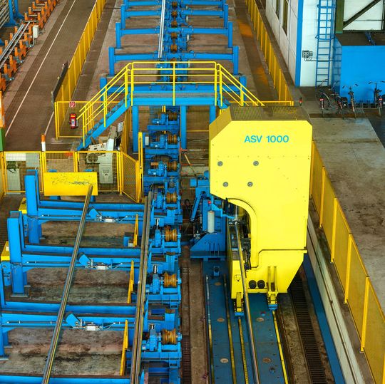 Bei einer neuen, patentierten Großteil-Richtanlage erreicht MAE Götzen durch einen drehzahlvariablen Pumpenantrieb von Rexroth Energieeinsparungen von bis zu 80 % und eine deutlich vereinfachte Hydraulikkonstruktion. Bei einer neuen, patentierten Großteil-Richtanlage erreicht MAE Götzen durch einen drehzahlvariablen Pumpenantrieb von Rexroth Energieeinsparungen von bis zu 80 % und eine deutlich vereinfachte Hydraulikkonstruktion.