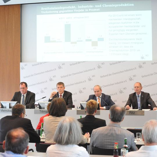 Alle Bilder und Grafiken zur Halbjahrespressekonferenz des VCI finden Sie in der Bildergalerie des Artikels. Alle Bilder und Grafiken zur Halbjahrespressekonferenz des VCI finden Sie in der Bildergalerie des Artikels.