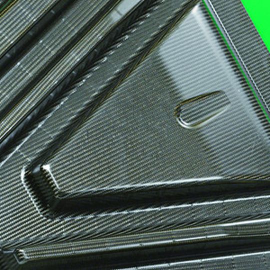 Faserverbundbauteile wie dieses komplex geformte Crashpanel stellen eine große Herausforderung für die automatisierte Herstellung von CFK-Bauteilen dar.