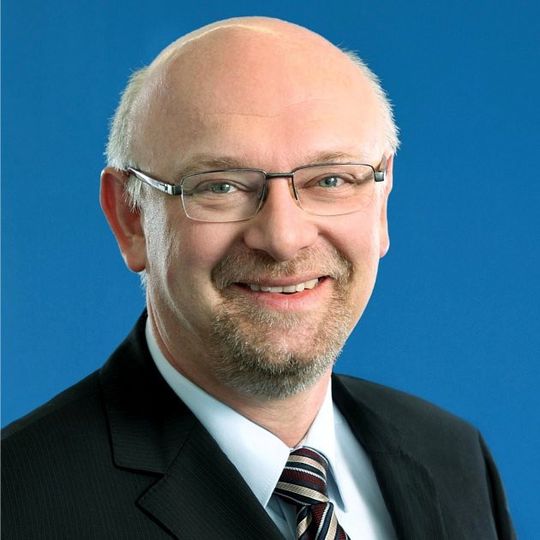Prof. Martin Winter leitet gemeinsam mit Prof. Stefano Passerini und Dr. Gerhard Hörpel das 2010 gegründete „Münster Electrochemical Energy Technology“-Institut (MEET). Prof. Martin Winter leitet gemeinsam mit Prof. Stefano Passerini und Dr. Gerhard Hörpel das 2010 gegründete „Münster Electrochemical Energy Technology“-Institut (MEET).