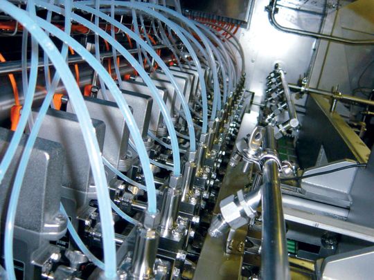 Hochautomatisierte Abfüllmaschine dosiert flüssige Medien mit der passenden Menge in die dafür vorgesehenen Behälter. Hochautomatisierte Abfüllmaschine dosiert flüssige Medien mit der passenden Menge in die dafür vorgesehenen Behälter.