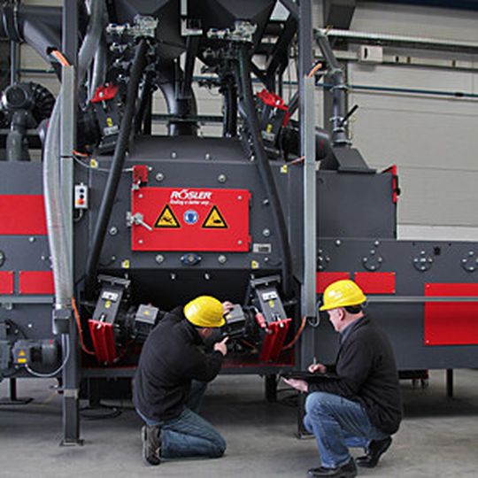 Die Modernisierung beziehungsweise Optimierung stellt häufig eine kostengünstige Alternative zur Investition in eine neue Strahlanlage dar – unabhängig davon, ob es um den Austausch der Strahlturbinen, einen verbesserten Verschleißschutz oder eine zusätzliche Peripherieausrüstung geht. Die Modernisierung beziehungsweise Optimierung stellt häufig eine kostengünstige Alternative zur Investition in eine neue Strahlanlage dar – unabhängig davon, ob es um den Austausch der Strahlturbinen, einen verbesserten Verschleißschutz oder eine zusätzliche Peripherieausrüstung geht.