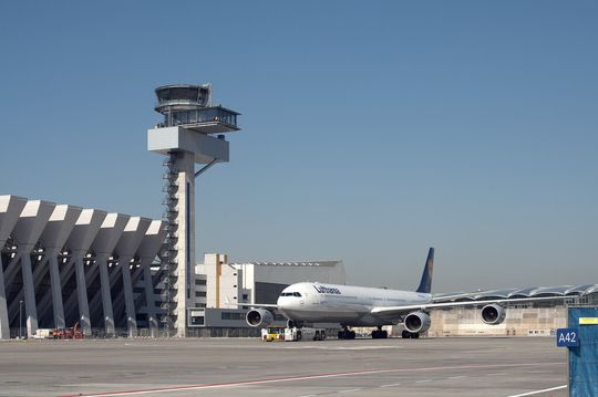 Die Mitarbeiter der DFS koordinieren täglich bis zu 10.000 Flugbewegungen im deutschen Luftraum – im Jahr rund 3 Mio. – wie hier am Flughafen Frankfurt/Main.