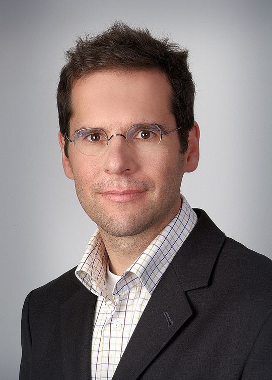 „Zwischen der Abteilung Regulatory Affairs und der Patentabteilung besteht üblicherweise kein geregelter Informationsaustausch. Eine Abstimmung dieser beiden Abteilungen ist jedoch insbesondere im Hinblick auf die USA von großer Wichtigkeit“, Stefan Golkowsky, Patentanwalt. „Zwischen der Abteilung Regulatory Affairs und der Patentabteilung besteht üblicherweise kein geregelter Informationsaustausch. Eine Abstimmung dieser beiden Abteilungen ist jedoch insbesondere im Hinblick auf die USA von großer Wichtigkeit“, Stefan Golkowsky, Patentanwalt.